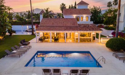 Villa de lujo en venta de estilo mediterráneo, en una urbanización segura a poca distancia de todos los servicios en Nueva Andalucía, Marbella 43675