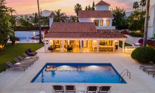 Villa de lujo en venta de estilo mediterráneo, en una urbanización segura a poca distancia de todos los servicios en Nueva Andalucía, Marbella 43675 