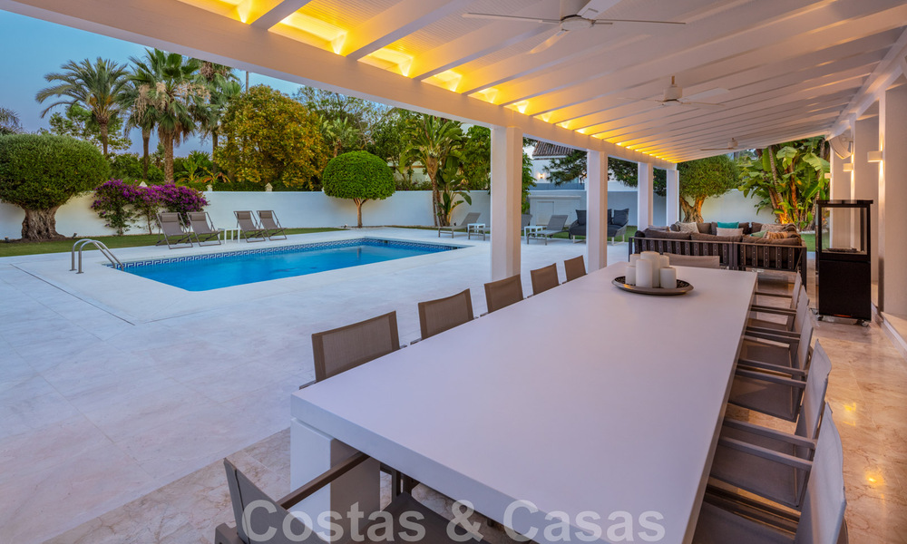Villa de lujo en venta de estilo mediterráneo, en una urbanización segura a poca distancia de todos los servicios en Nueva Andalucía, Marbella 43676