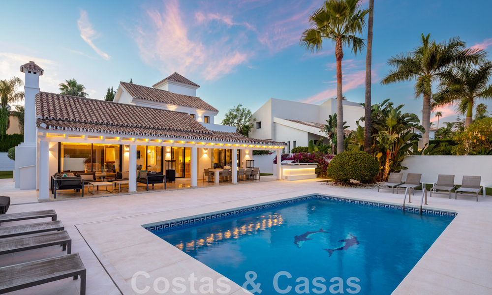 Villa de lujo en venta de estilo mediterráneo, en una urbanización segura a poca distancia de todos los servicios en Nueva Andalucía, Marbella 43677