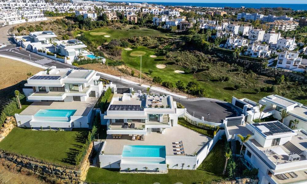 Espectaculares villas de lujo en venta de arquitectura contemporánea situadas en un resort de golf en la Nueva Milla de Oro entre Marbella y Estepona 63160