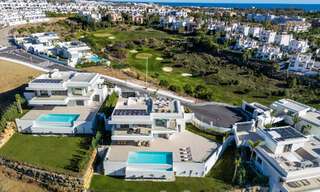 Espectaculares villas de lujo en venta de arquitectura contemporánea situadas en un resort de golf en la Nueva Milla de Oro entre Marbella y Estepona 63160 