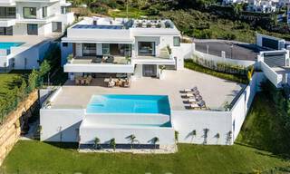 Espectaculares villas de lujo en venta de arquitectura contemporánea situadas en un resort de golf en la Nueva Milla de Oro entre Marbella y Estepona 63161 