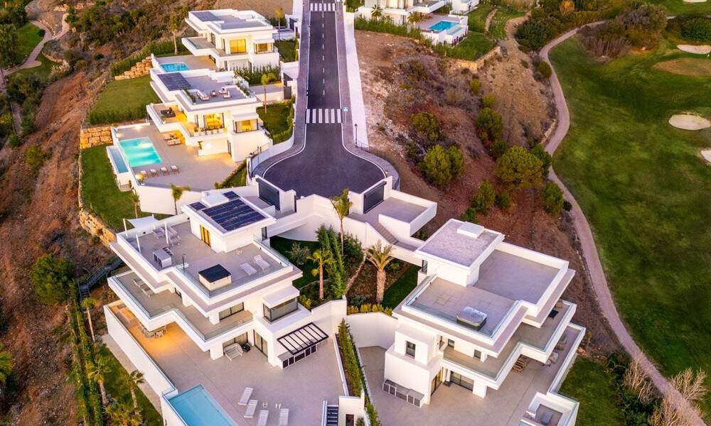 Espectaculares villas de lujo en venta de arquitectura contemporánea situadas en un resort de golf en la Nueva Milla de Oro entre Marbella y Estepona 63165