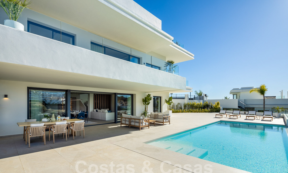 Espectaculares villas de lujo en venta de arquitectura contemporánea situadas en un resort de golf en la Nueva Milla de Oro entre Marbella y Estepona 63181