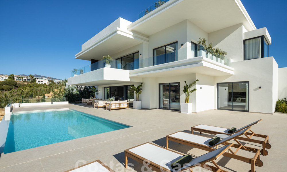 Espectaculares villas de lujo en venta de arquitectura contemporánea situadas en un resort de golf en la Nueva Milla de Oro entre Marbella y Estepona 63182