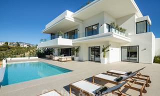 Espectaculares villas de lujo en venta de arquitectura contemporánea situadas en un resort de golf en la Nueva Milla de Oro entre Marbella y Estepona 63182 