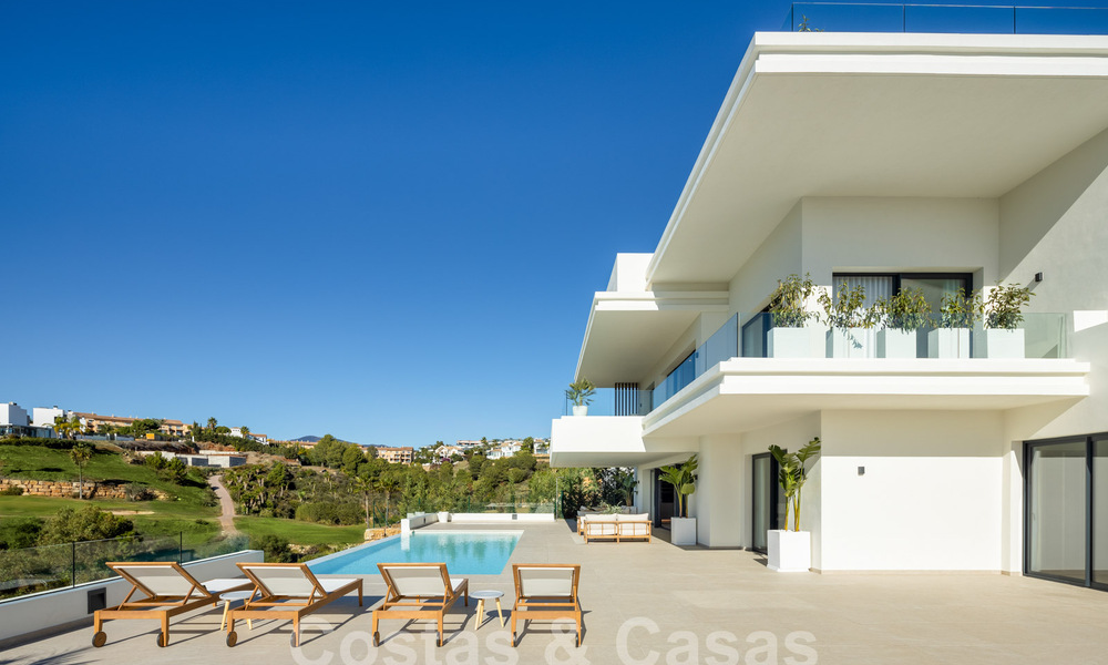 Espectaculares villas de lujo en venta de arquitectura contemporánea situadas en un resort de golf en la Nueva Milla de Oro entre Marbella y Estepona 63183