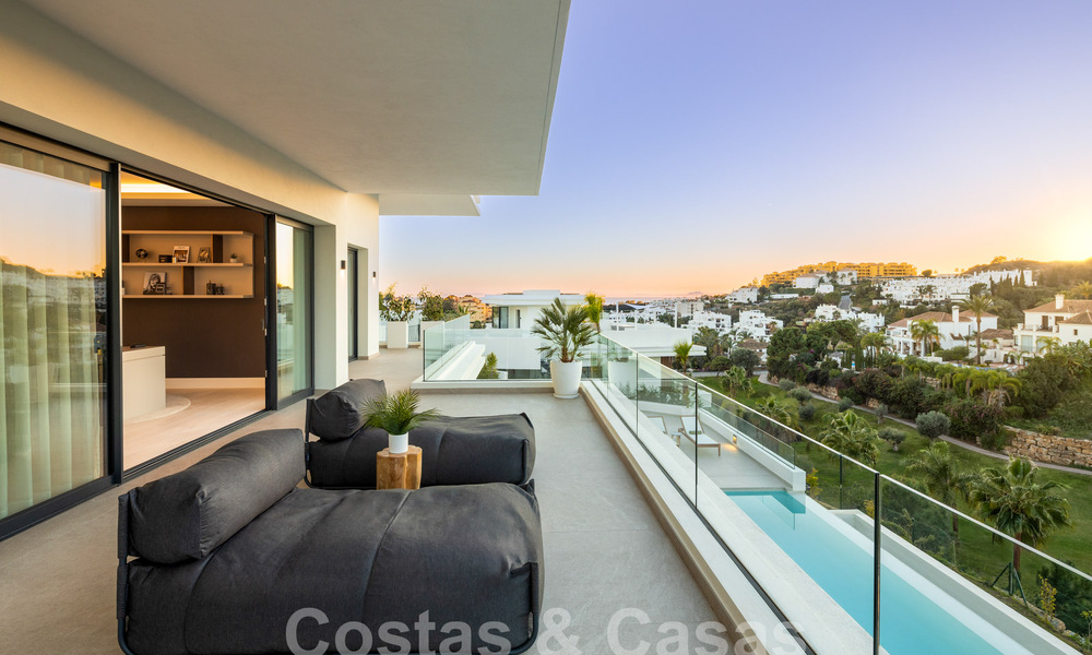 Espectaculares villas de lujo en venta de arquitectura contemporánea situadas en un resort de golf en la Nueva Milla de Oro entre Marbella y Estepona 63184