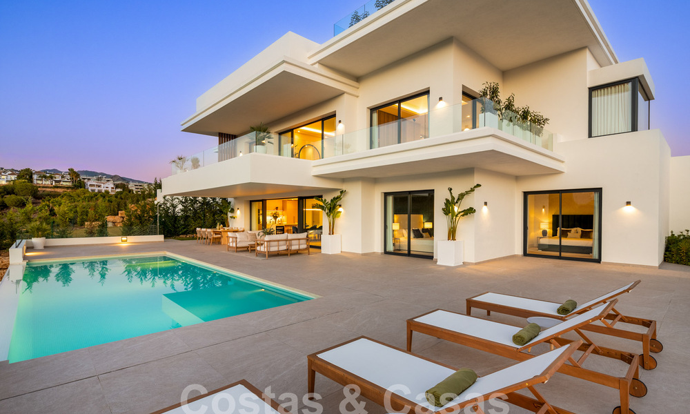 Espectaculares villas de lujo en venta de arquitectura contemporánea situadas en un resort de golf en la Nueva Milla de Oro entre Marbella y Estepona 63188