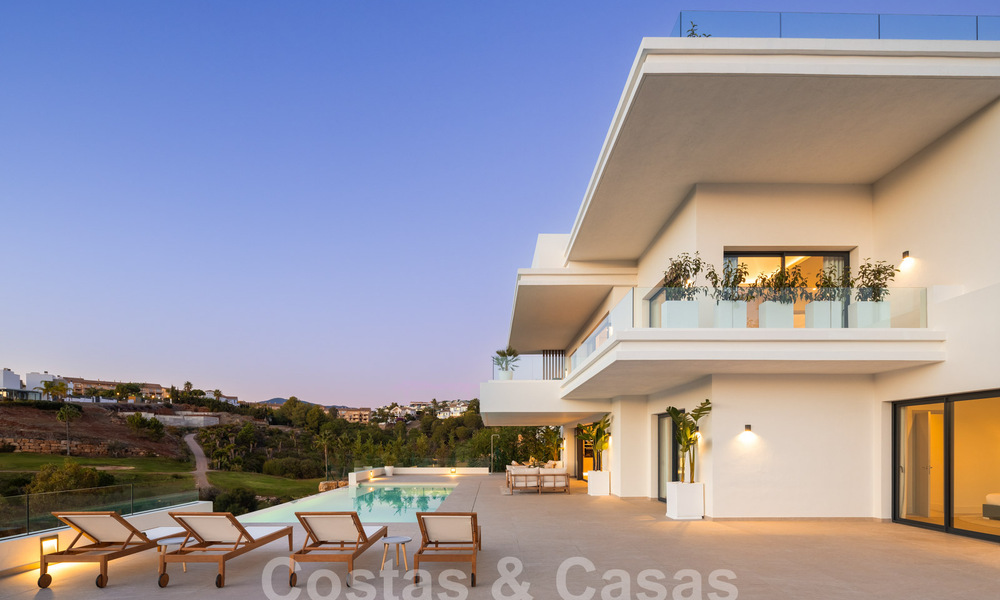 Espectaculares villas de lujo en venta de arquitectura contemporánea situadas en un resort de golf en la Nueva Milla de Oro entre Marbella y Estepona 63189