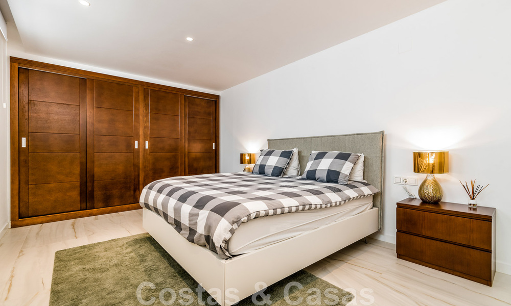 Lista para entrar a vivir, moderna villa en venta a poca distancia de la playa y del centro de San Pedro, Marbella 44122