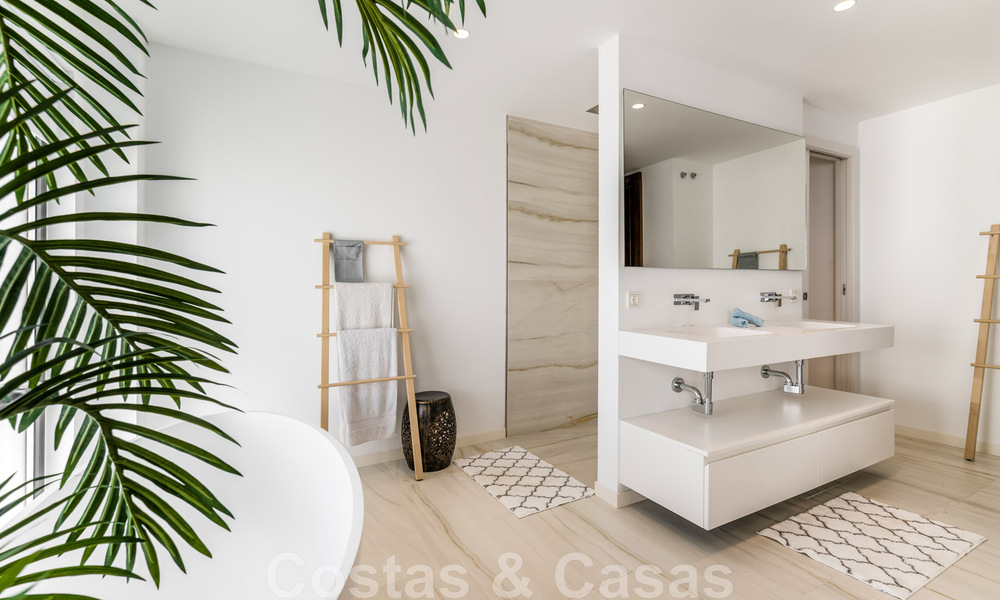 Lista para entrar a vivir, moderna villa en venta a poca distancia de la playa y del centro de San Pedro, Marbella 44130