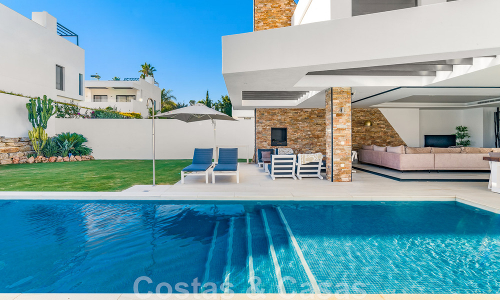 Lista para entrar a vivir, moderna villa en venta a poca distancia de la playa y del centro de San Pedro, Marbella 44133