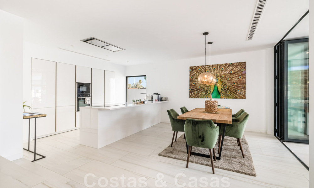 Lista para entrar a vivir, moderna villa en venta a poca distancia de la playa y del centro de San Pedro, Marbella 44137
