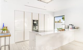 Lista para entrar a vivir, moderna villa en venta a poca distancia de la playa y del centro de San Pedro, Marbella 44138 