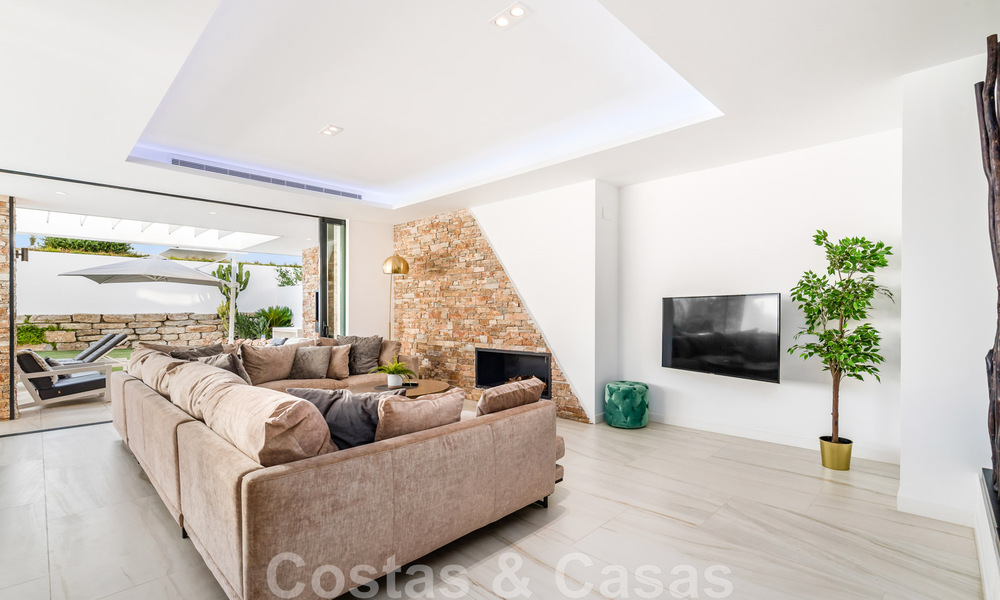 Lista para entrar a vivir, moderna villa en venta a poca distancia de la playa y del centro de San Pedro, Marbella 44140