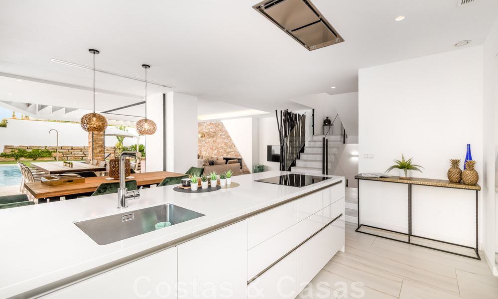 Lista para entrar a vivir, moderna villa en venta a poca distancia de la playa y del centro de San Pedro, Marbella 44145