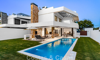 Lista para entrar a vivir, moderna villa en venta a poca distancia de la playa y del centro de San Pedro, Marbella 44149 
