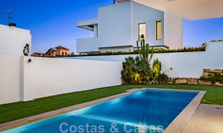 Lista para entrar a vivir, moderna villa en venta a poca distancia de la playa y del centro de San Pedro, Marbella 44152 
