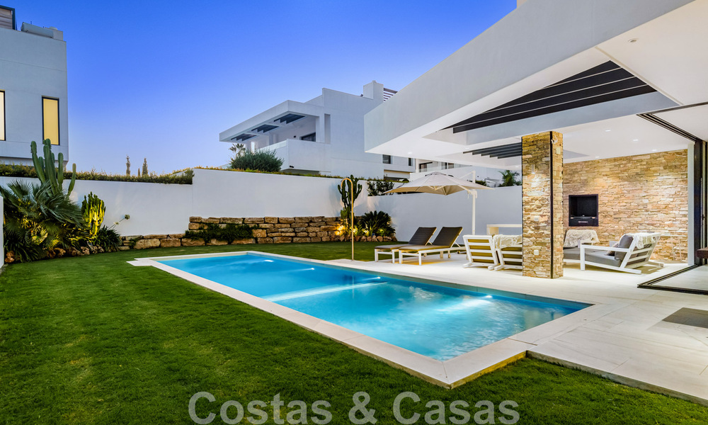 Lista para entrar a vivir, moderna villa en venta a poca distancia de la playa y del centro de San Pedro, Marbella 44153