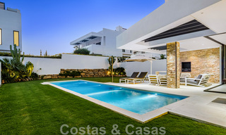 Lista para entrar a vivir, moderna villa en venta a poca distancia de la playa y del centro de San Pedro, Marbella 44153 