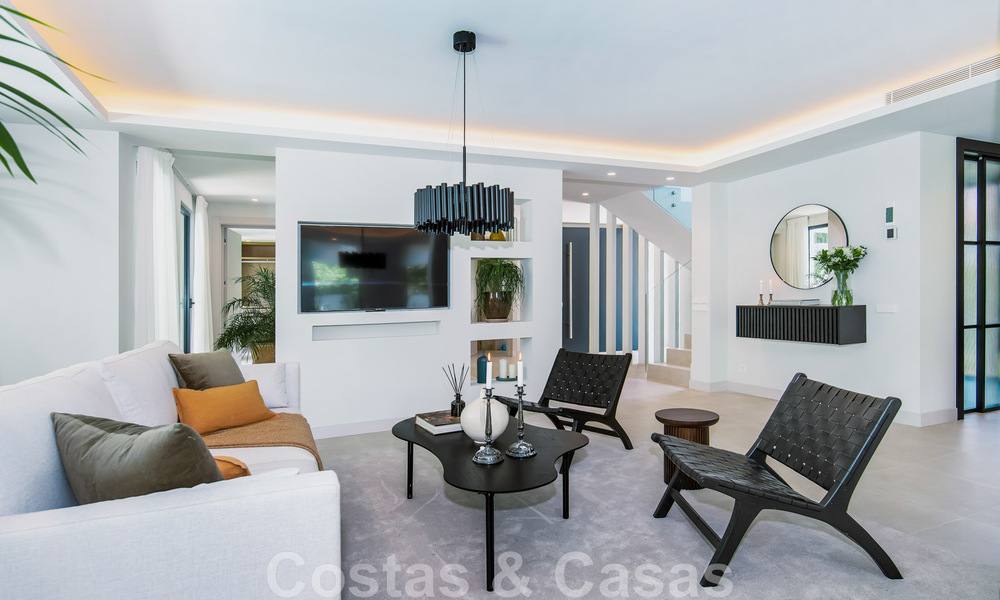 Villa de lujo nueva, lista para entrar a vivir, a poca distancia de la playa en una zona preferida de Guadalmina Baja en Marbella 43795