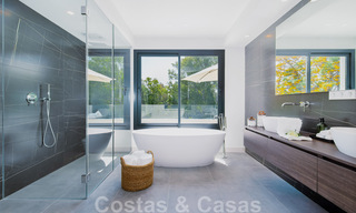 Villa de lujo nueva, lista para entrar a vivir, a poca distancia de la playa en una zona preferida de Guadalmina Baja en Marbella 43798 