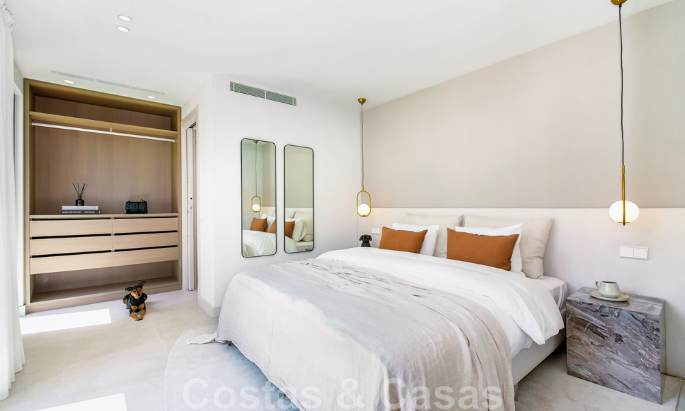 Villa de lujo nueva, lista para entrar a vivir, a poca distancia de la playa en una zona preferida de Guadalmina Baja en Marbella 43801