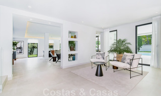 Villa de lujo nueva, lista para entrar a vivir, a poca distancia de la playa en una zona preferida de Guadalmina Baja en Marbella 43802 