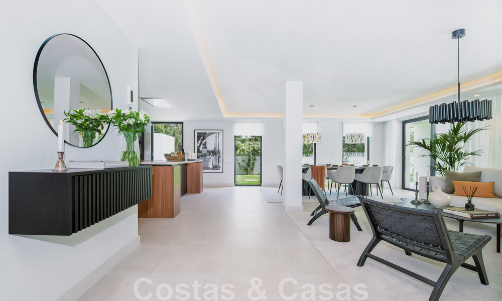 Villa de lujo nueva, lista para entrar a vivir, a poca distancia de la playa en una zona preferida de Guadalmina Baja en Marbella 43803