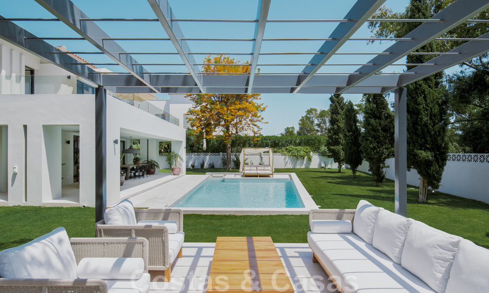 Villa de lujo nueva, lista para entrar a vivir, a poca distancia de la playa en una zona preferida de Guadalmina Baja en Marbella 43808