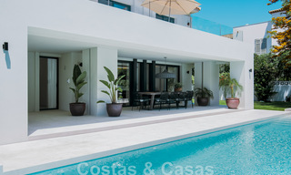 Villa de lujo nueva, lista para entrar a vivir, a poca distancia de la playa en una zona preferida de Guadalmina Baja en Marbella 43809 
