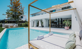 Villa de lujo nueva, lista para entrar a vivir, a poca distancia de la playa en una zona preferida de Guadalmina Baja en Marbella 43811 