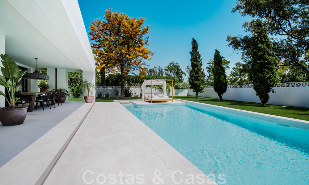 Villa de lujo nueva, lista para entrar a vivir, a poca distancia de la playa en una zona preferida de Guadalmina Baja en Marbella 43813