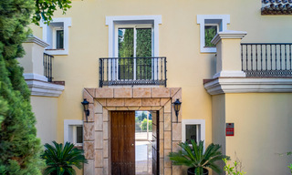 Clásica villa de lujo en venta en urbanización cerrada y en primera línea de golf con impresionantes vistas al campo de golf La Quinta, Benahavis - Marbella 44093 