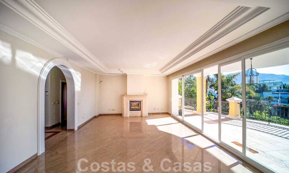 Clásica villa de lujo en venta en urbanización cerrada y en primera línea de golf con impresionantes vistas al campo de golf La Quinta, Benahavis - Marbella 44096