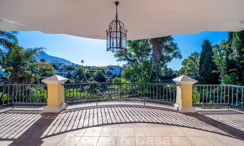 Clásica villa de lujo en venta en urbanización cerrada y en primera línea de golf con impresionantes vistas al campo de golf La Quinta, Benahavis - Marbella 44097