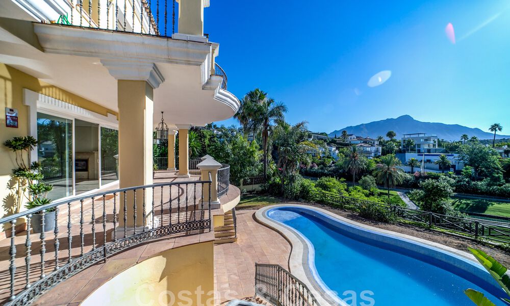 Clásica villa de lujo en venta en urbanización cerrada y en primera línea de golf con impresionantes vistas al campo de golf La Quinta, Benahavis - Marbella 44098