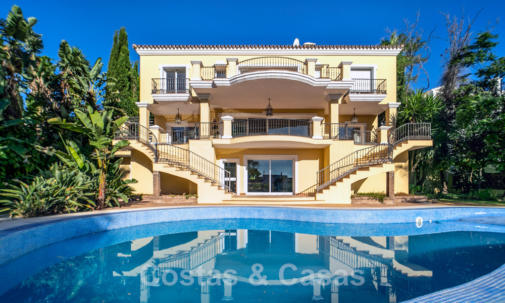 Clásica villa de lujo en venta en urbanización cerrada y en primera línea de golf con impresionantes vistas al campo de golf La Quinta, Benahavis - Marbella 44099