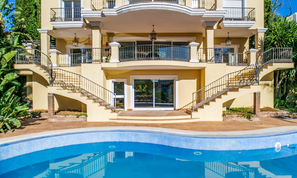 Clásica villa de lujo en venta en urbanización cerrada y en primera línea de golf con impresionantes vistas al campo de golf La Quinta, Benahavis - Marbella 44100