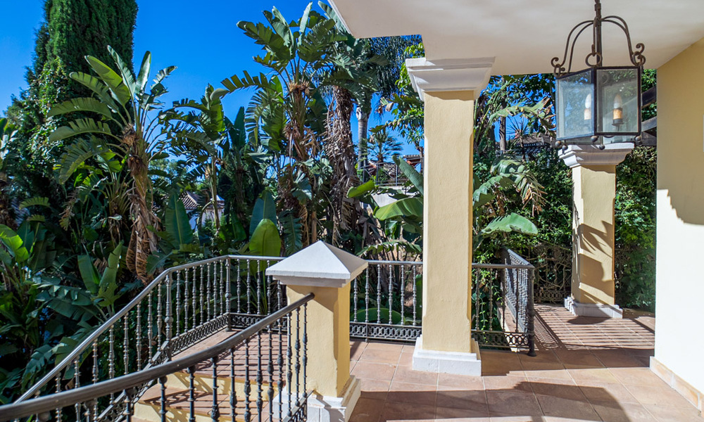 Clásica villa de lujo en venta en urbanización cerrada y en primera línea de golf con impresionantes vistas al campo de golf La Quinta, Benahavis - Marbella 44101