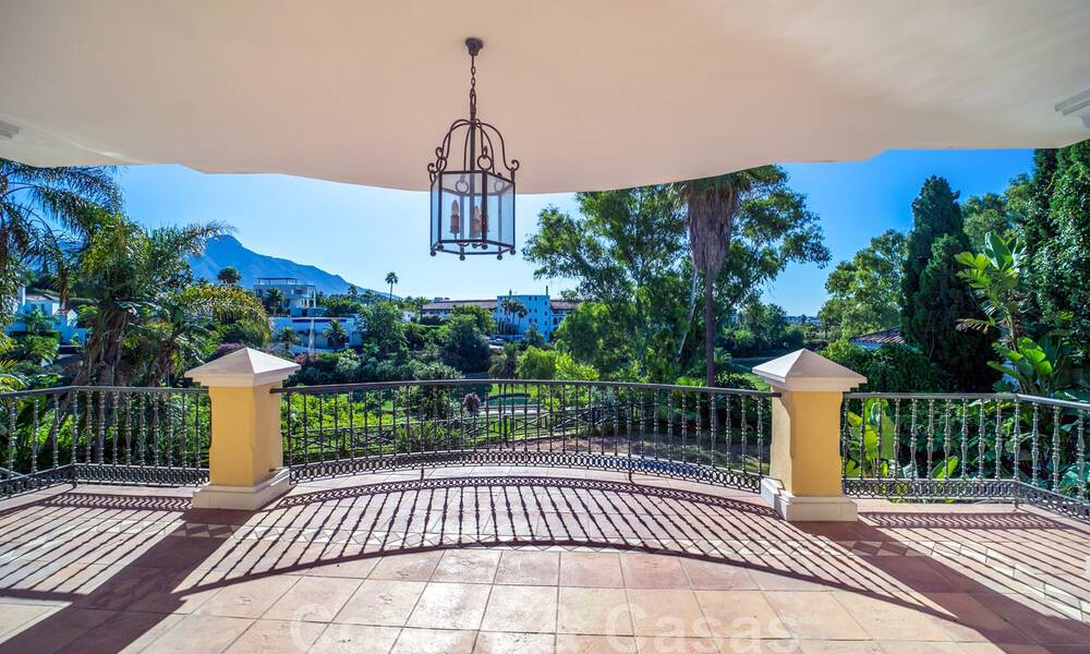 Clásica villa de lujo en venta en urbanización cerrada y en primera línea de golf con impresionantes vistas al campo de golf La Quinta, Benahavis - Marbella 44104