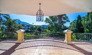 Clásica villa de lujo en venta en urbanización cerrada y en primera línea de golf con impresionantes vistas al campo de golf La Quinta, Benahavis - Marbella 44104 