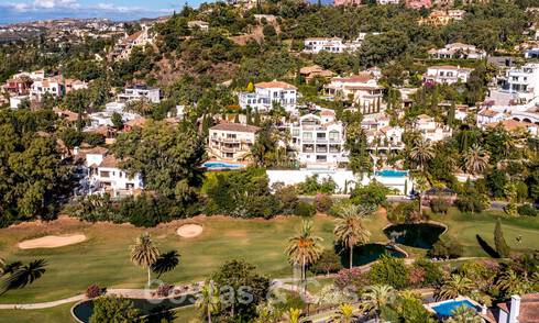 Clásica villa de lujo en venta en urbanización cerrada y en primera línea de golf con impresionantes vistas al campo de golf La Quinta, Benahavis - Marbella 44106