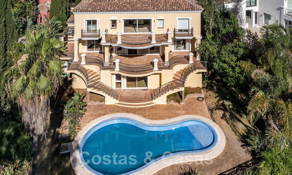 Clásica villa de lujo en venta en urbanización cerrada y en primera línea de golf con impresionantes vistas al campo de golf La Quinta, Benahavis - Marbella 44107