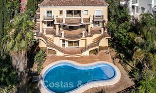 Clásica villa de lujo en venta en urbanización cerrada y en primera línea de golf con impresionantes vistas al campo de golf La Quinta, Benahavis - Marbella 44107 