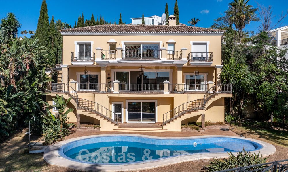 Clásica villa de lujo en venta en urbanización cerrada y en primera línea de golf con impresionantes vistas al campo de golf La Quinta, Benahavis - Marbella 44108