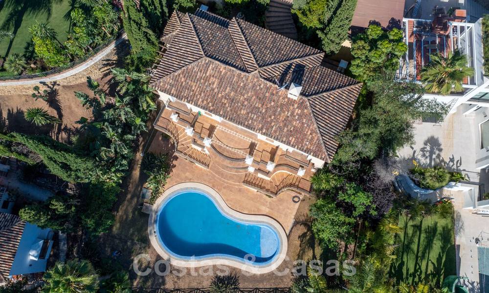 Clásica villa de lujo en venta en urbanización cerrada y en primera línea de golf con impresionantes vistas al campo de golf La Quinta, Benahavis - Marbella 44109