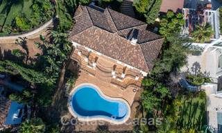 Clásica villa de lujo en venta en urbanización cerrada y en primera línea de golf con impresionantes vistas al campo de golf La Quinta, Benahavis - Marbella 44109 